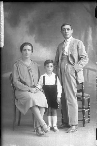 Uomo con donna e bambino - ritratto - figura intera - [committenza Carlo Stringini - Voghera]