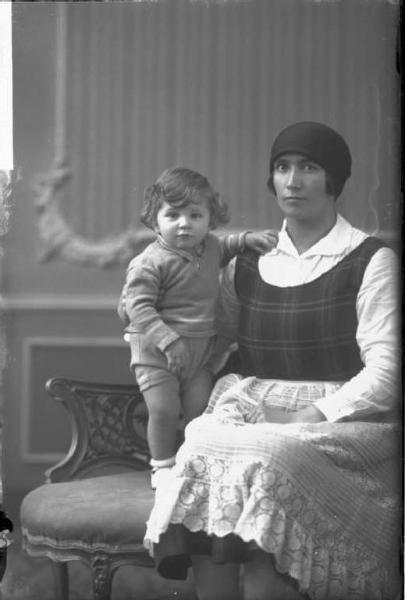 Bambino con donna - ritratto - figura intera [committenza Pierino Castelli - Voghera]