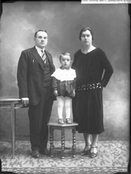 Uomo con donna e bambino - ritratto - figura intera [committenza Boioli Luigi - Casteggio]