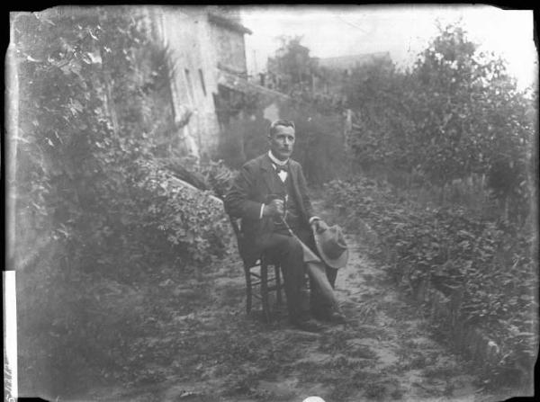 Uomo seduto in un giardino - esterno [committenza Cignoli Della Volta - Mornico Losanna]