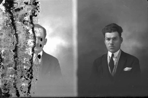 Uomo - ritratto - fototessera [committenza Albertocchi Giuseppe - Varzi, Albergo Roma] [a destra]
Uomo - ritratto - fototessera [a sinistra]