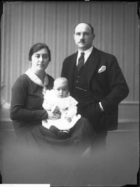 Uomo con donna e bambino - ritratto - tre quarti [committenza Manfrin Luigi - Casteggio]
