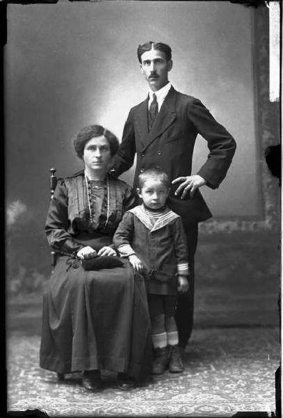 Uomo con donna e bambino - ritratto - figura intera - [committenza Perduca Luigi - Corvino S. Quirico]