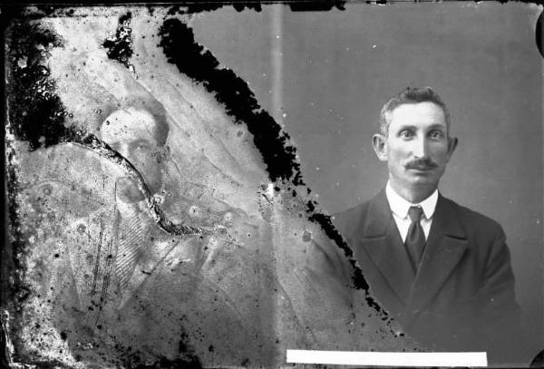 Uomo - ritratto - fototessera [committenza Cella Luigi - Voghera] [a destra]
Uomo - ritratto - fototessera [a sinistra]
