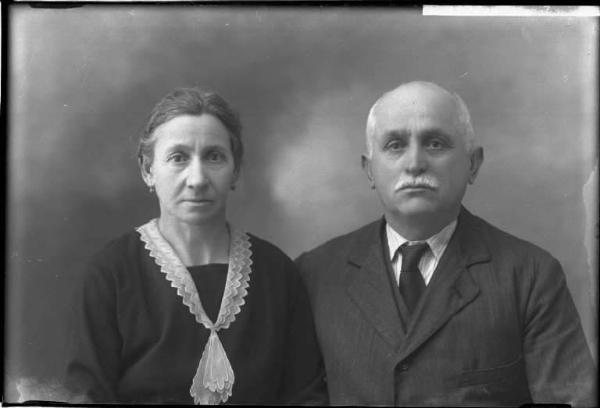 Uomo e donna - ritratto - mezzo busto [committenza Casarini Giuseppe - Voghera]