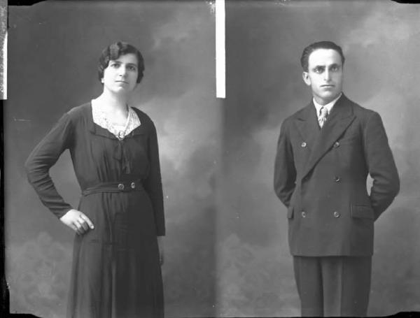 Uomo - ritratto - tre quarti [committenza Franzosi Giuseppe - Casteggio] [a destra]
Donna - ritratto - tre quarti [committenza Bezzi Lina - Casteggio] [a sinistra]