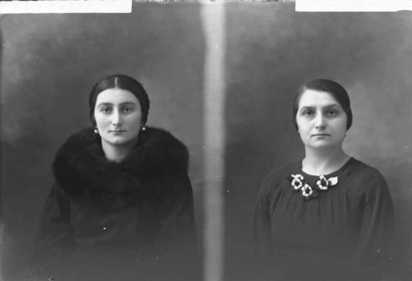 Donna - ritratto - fototessera [committenza Berti Rosa] [a destra]
Donna - ritratto - fototessera [committenza Morini Giuseppina] [a sinistra]