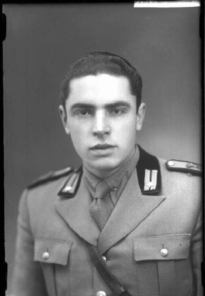 Uomo - ritratto - mezzo busto [committenza Rossi Tenente Gianluigi - 33° Battaglione ...]