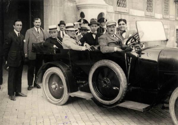 Giuseppe Bottai - Partenza dal Quirinale con Mussolini per incontro con il Re per incarico di governo