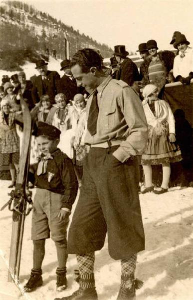 Giuseppe Bottai - Soggiorno a Cortina d'Ampezzo - Gara di sci Coppa dei fasci - Ritratto con bambino partecipante alla gara