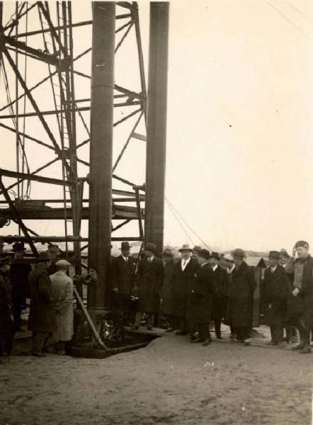 Giuseppe Bottai - Visita agli impianti petroliferi di Fontevivo