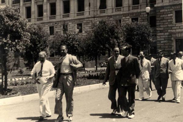 Giuseppe Bottai - Passeggiata in una piazza cittadina