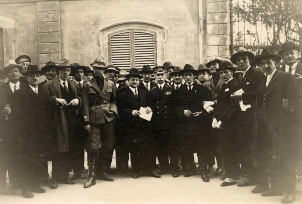 Giuseppe Bottai - Ritratto con gruppo di uomini a La Spezia