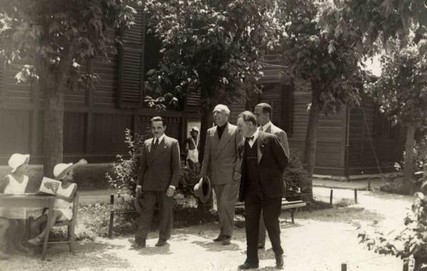 Giuseppe Bottai - Visita a una scuola di Roma