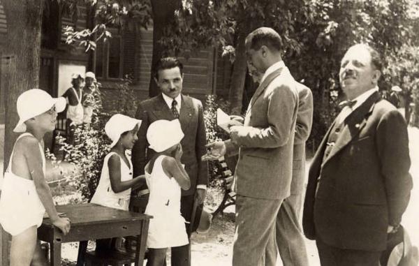 Giuseppe Bottai - Visita a una scuola di Roma