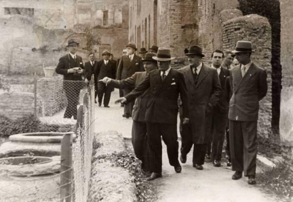 Giuseppe Bottai - Visita di Mussolini a Ostia Antica