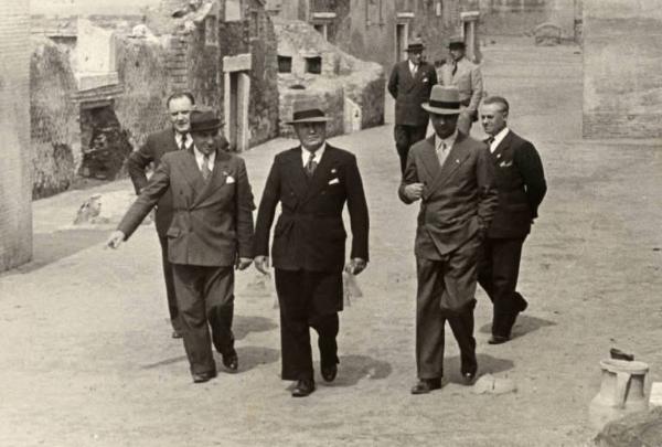 Giuseppe Bottai - Visita di Mussolini a Ostia Antica