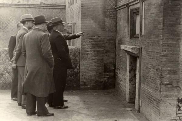 Giuseppe Bottai - Visita di Mussolini a Ostia Antica