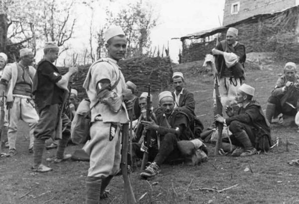 Guerra d'Albania - Fronte jugoslavo - Bande albanesi