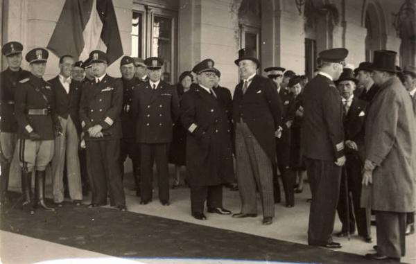 Giuseppe Bottai - Visita ad Atene - Delegazione di accoglienza in attesa alla stazione