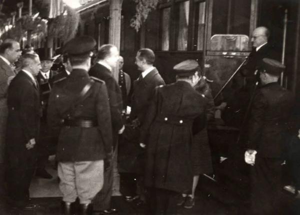 Giuseppe Bottai - Visita ad Atene - Arrivo alla stazione