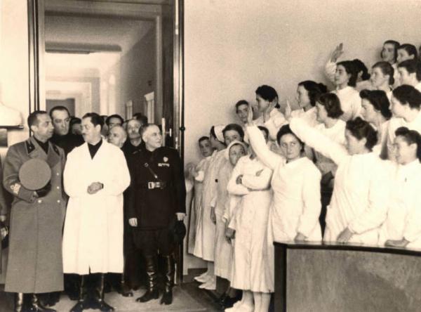 Giuseppe Bottai - Visita a un istituto sanitario