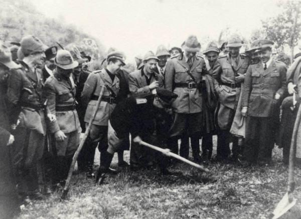 Giuseppe Bottai - Visita alla caserma degli alpini di S. Silvestro - Posa della prima pietra della chiesa di Montecchio Maggiore