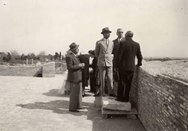 Giuseppe Bottai - Visita agli scavi di Ostia