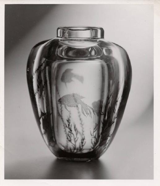 V Triennale - Arti decorative e industriali - Mostre estere - Svezia - Vaso in cristallo Orrefors inciso di Edward Hald