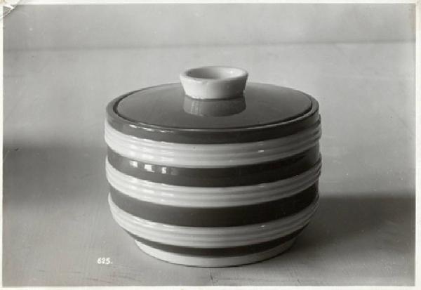 V Triennale - Arti decorative e industriali - Sala dell'E.N.A.P.I. - Vaso con coperchio in ceramica