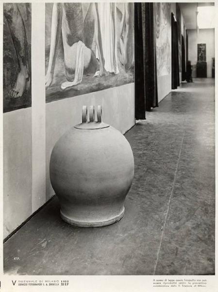 V Triennale - Pittura murale e scultura decorativa - Galleria delle pitture - Vaso modellato in litoceramica di Nino Strada