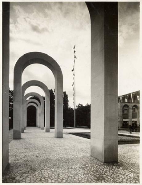 V Triennale - Piazzale d'onore - Archi ornamentali di Mario Sironi