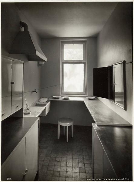 V Triennale - Mostra dell'abitazione - Gruppo di elementi di case popolari di Enrico Griffini e Piero Bottoni - Cucina di un alloggio tipo di 54,80 mq