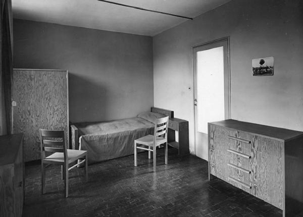V Triennale - Mostra dell'abitazione - Gruppo di elementi di case popolari di Enrico Griffini e Piero Bottoni - Camera da letto