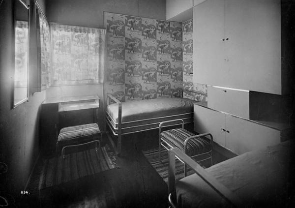 V Triennale - Mostra dell'abitazione - Casa di legno per vacanze di Emilio Lancia - Camera a due letti