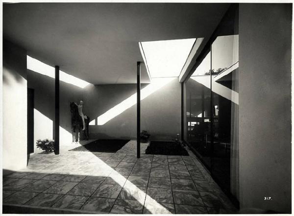 V Triennale - Mostra dell'abitazione - Villa studio per un artista di Luigi Figini e Gino Pollini - Cortile a Impluvium