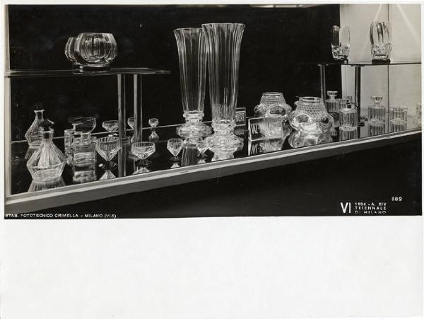 VI Triennale - Sezione del Belgio - Vetrina con oggetti di cristallo