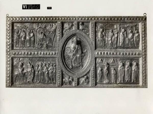 VI Triennale - Mostra dell'antica oreficeria italiana - Vetrina II. Grande vetrina centrale con opere scelte di oreficeria sacra - Paliotto romanico