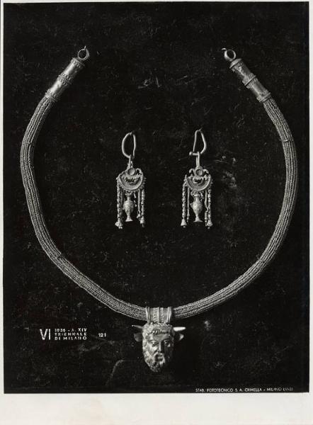 VI Triennale - Mostra dell'antica oreficeria italiana - Vetrina V. Oreficerie etrusche e romane - Collana e orecchini d'oro