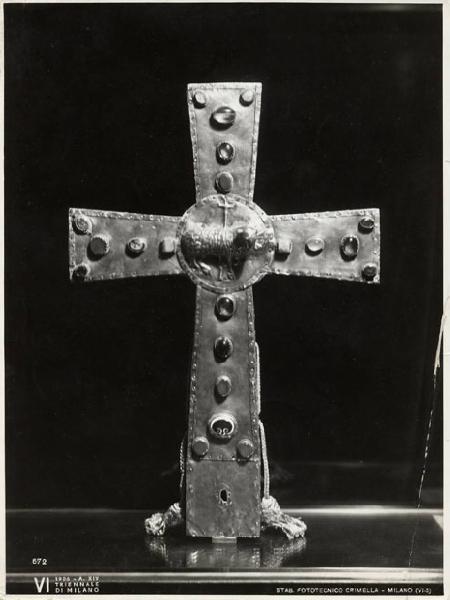 VI Triennale - Mostra dell'antica oreficeria italiana - Vetrina VII. Oreficerie barbariche e romaniche - Croce del campo