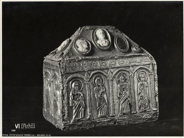 VI Triennale - Mostra dell'antica oreficeria italiana - Vetrina VII. Oreficerie barbariche e romaniche - Cassetta per reliquie