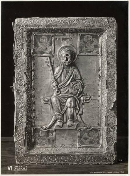 VI Triennale - Mostra dell'antica oreficeria italiana - Vetrina VIII. Oreficerie sacre del duecento e trecento - Coperta d'Evangelario