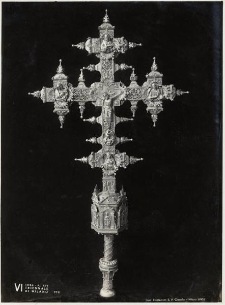 VI Triennale - Mostra dell'antica oreficeria italiana - Vetrina XV. Oreficerie sacre del Louvre e croce di Domaso - Croce processionale