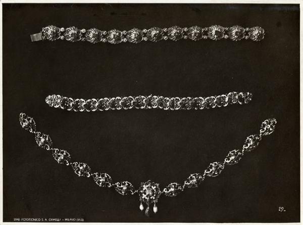 VI Triennale - Mostra dell'antica oreficeria italiana - Vetrina XIX. Gioielli del rinascimento - Braccialetti e collana