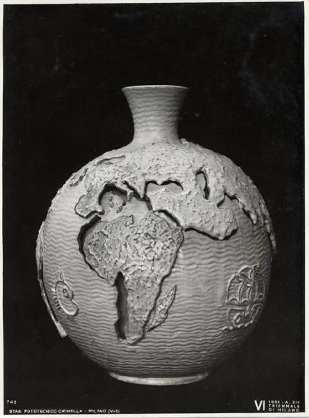 VI Triennale - Sezione dell'E.N.A.P.I. - Ceramiche - Vaso in ceramica traforata