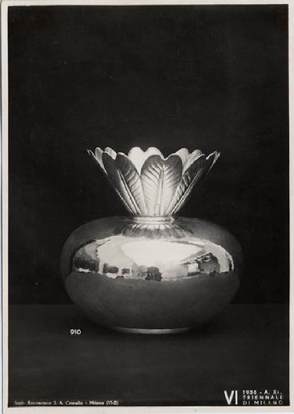 VI Triennale - Sezione dell'E.N.A.P.I. - Argenterie - Vaso in argento martellato