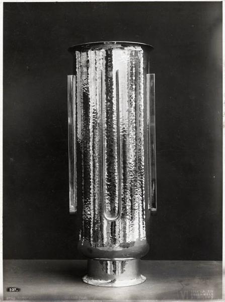 VI Triennale - Sezione dell'E.N.A.P.I. - Metalli vari e smalti - Vaso in ottone martellato