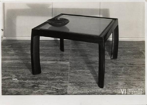 VI Triennale - Mostra dell'arredamento - Stanza di soggiorno di Antonio Cassi-Ramelli e Paolo Buffa - Tavolino