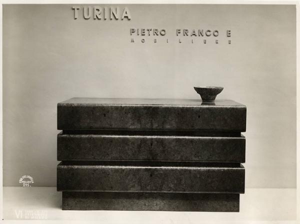 VI Triennale - Mostra dell'arredamento - Cassettiera placcata in radica di olmo di Carlo Turina