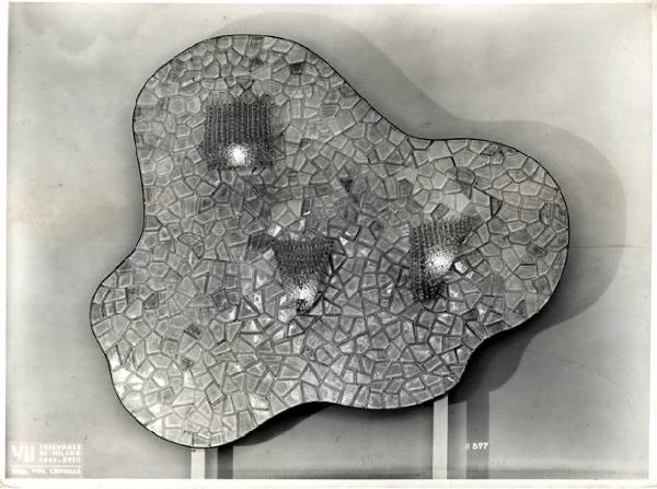 VII Triennale - Mostra dei metalli e dei vetri - Produzione Seguso - Rivestimento murale con lampade in vetro